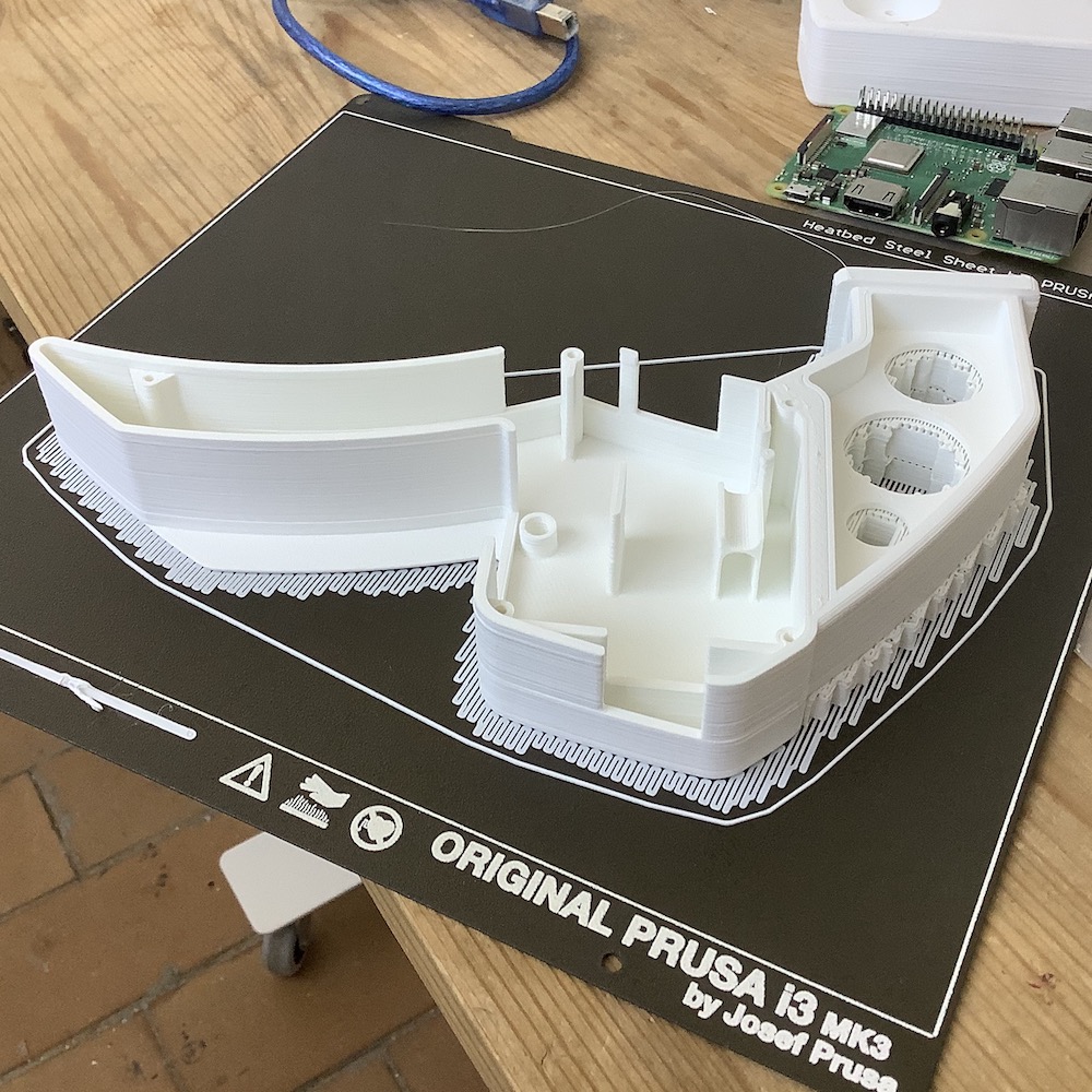 Druk 3D - biały prototyp obudowy ścisku stolarskiego z podporami